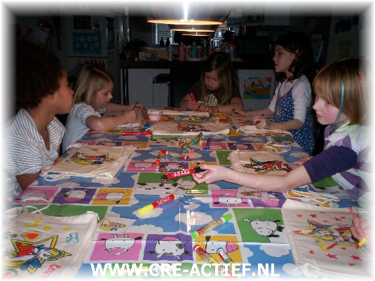 Kinderfeestje textielschilderen Merijn 8jr IJsselstein 26-1-2011 4220.jpg