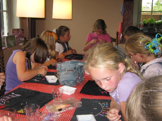 Kinderfeestje Heupketting maken Floor, 10 jaar 10-9-2011 IJsselstein 1456.jpg